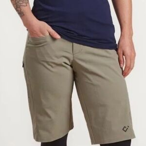 NWOT Women’s Velocio Trail Access Biking Shorts in Large